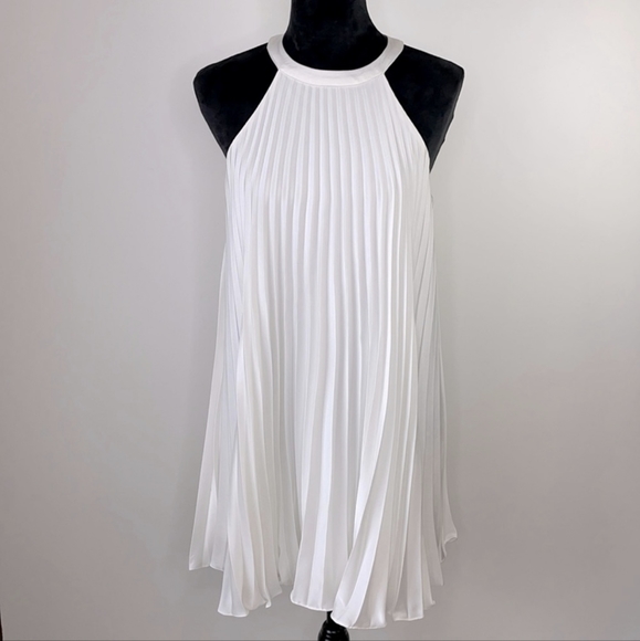 [Guess] 🤍 Pleated Dress - Picture 2 of 6